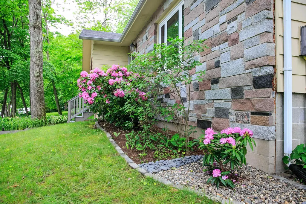 10 Greenbriar Drive Essex VT 05452