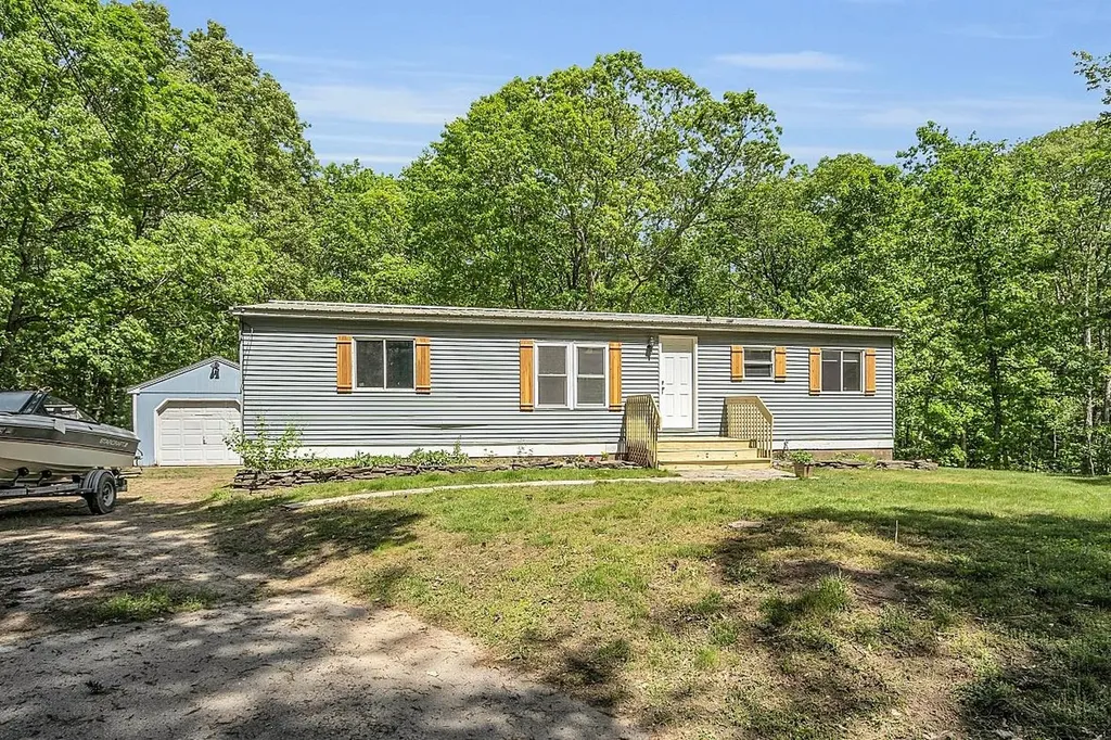 9 Spring Street Raymond NH 03077