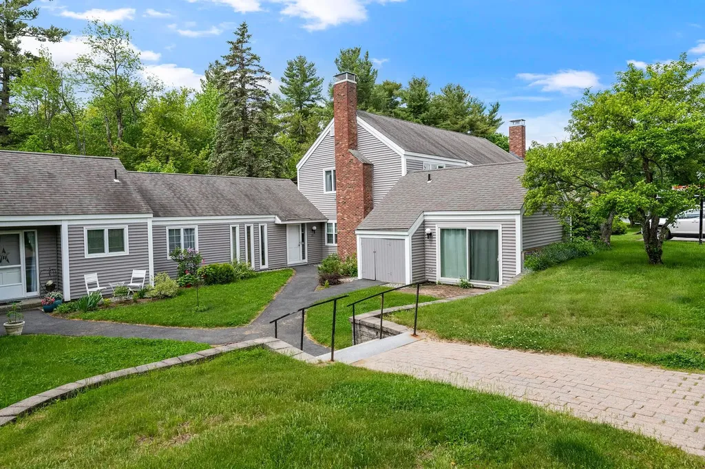 21 Hilltop Place New London NH 03257