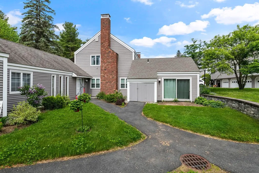 21 Hilltop Place New London NH 03257