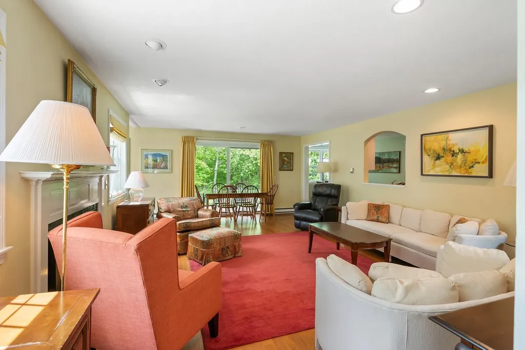 21 Hilltop Place New London NH 03257