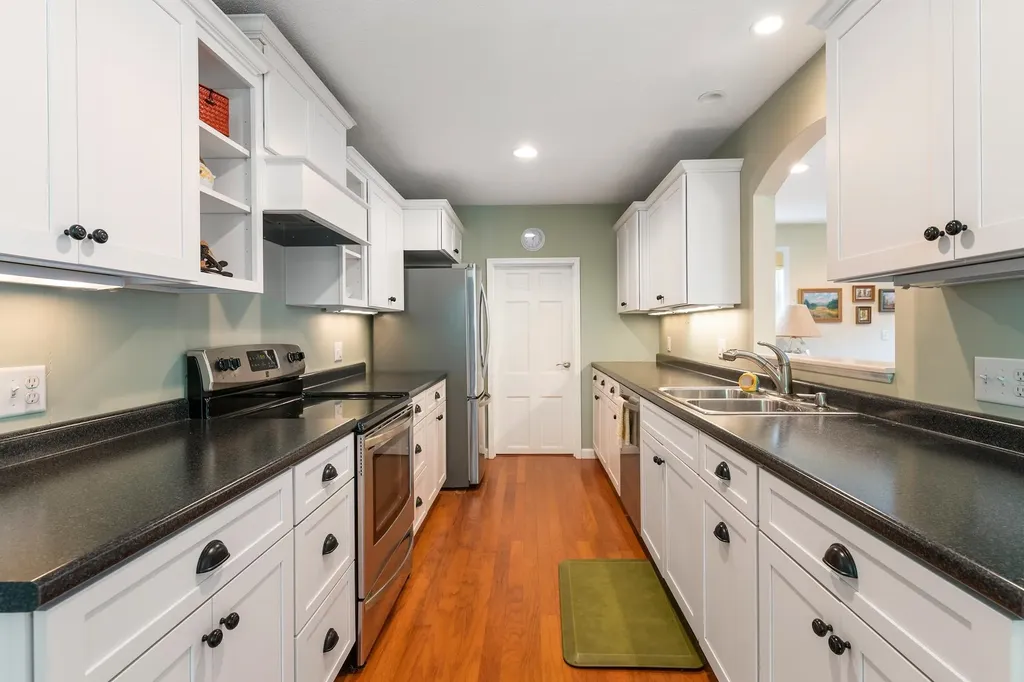 21 Hilltop Place New London NH 03257