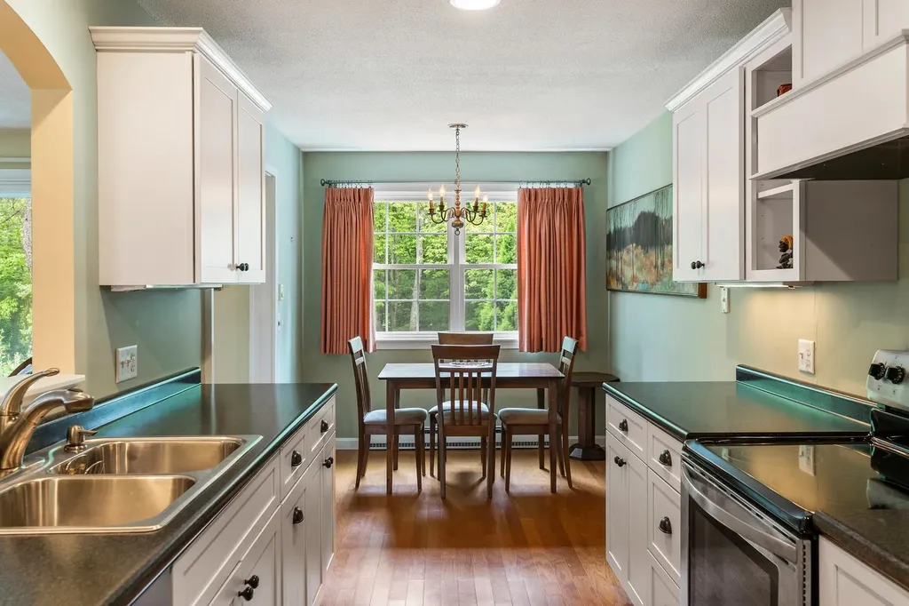 21 Hilltop Place New London NH 03257