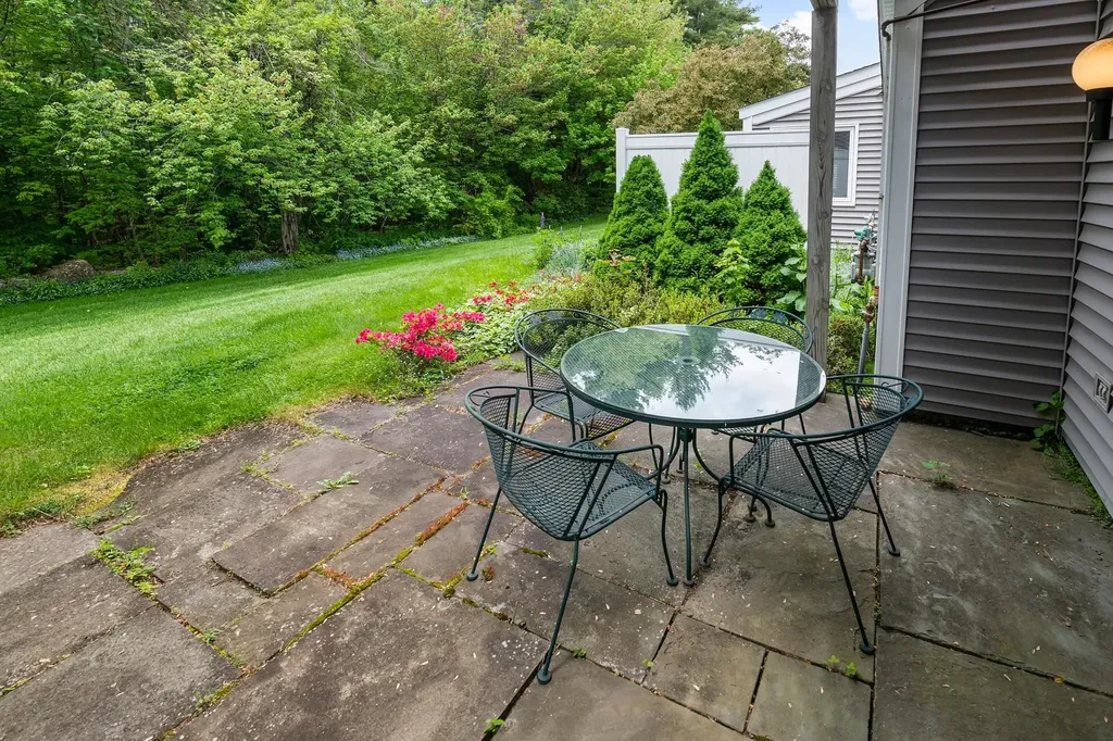 21 Hilltop Place New London NH 03257