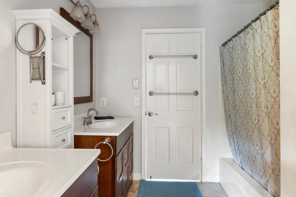 21 Hilltop Place New London NH 03257