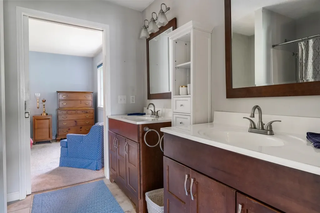 21 Hilltop Place New London NH 03257