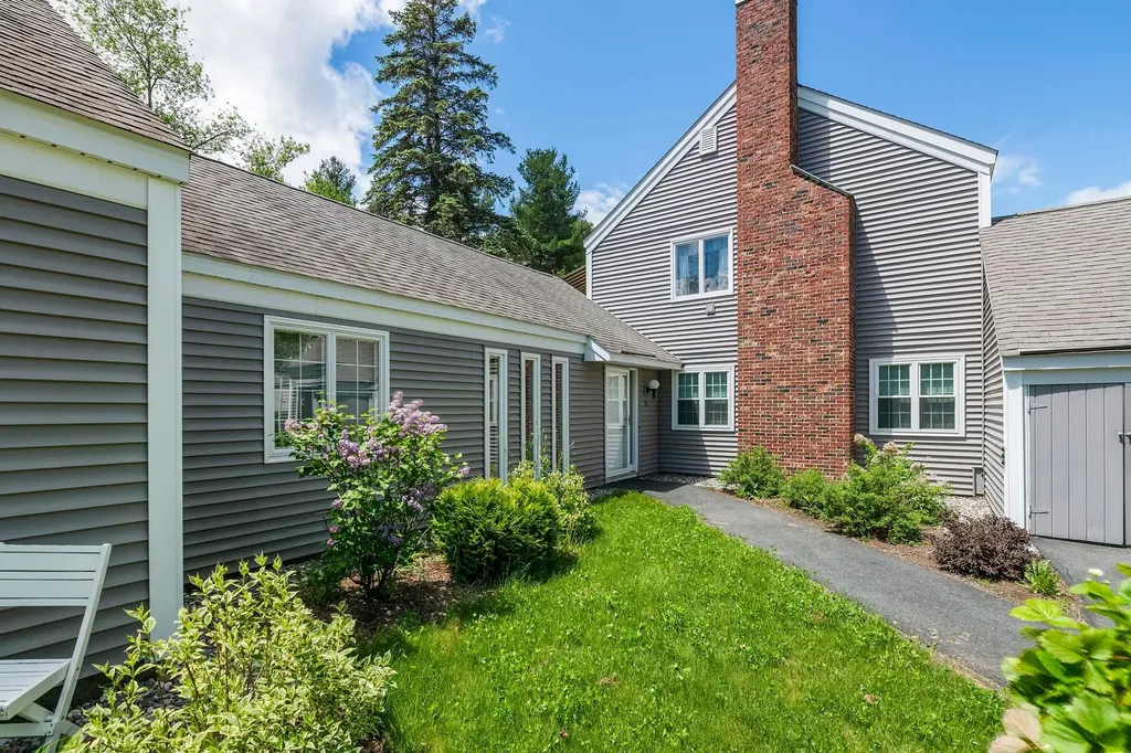 21 Hilltop Place New London NH 03257