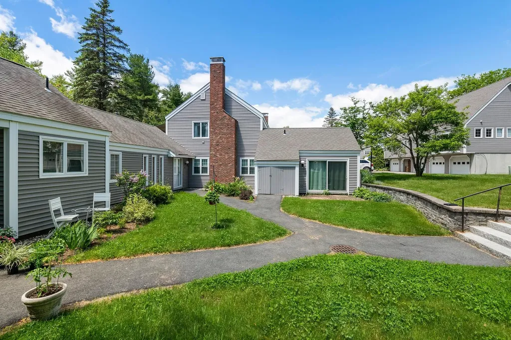 21 Hilltop Place New London NH 03257