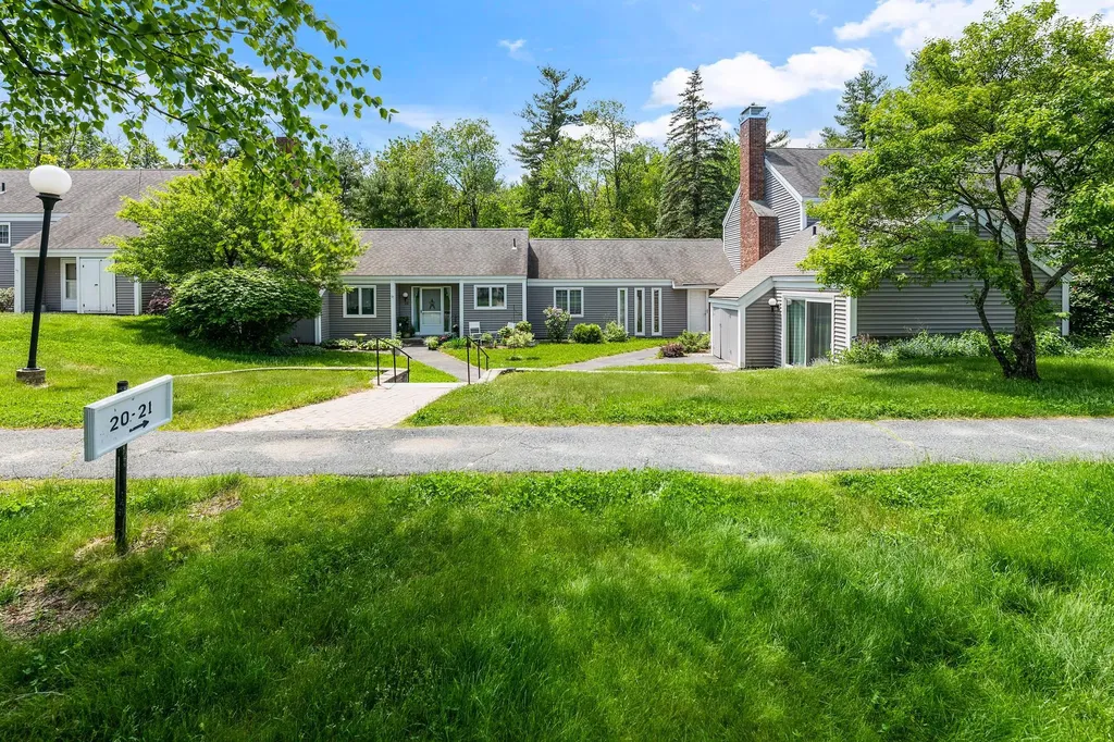 21 Hilltop Place New London NH 03257