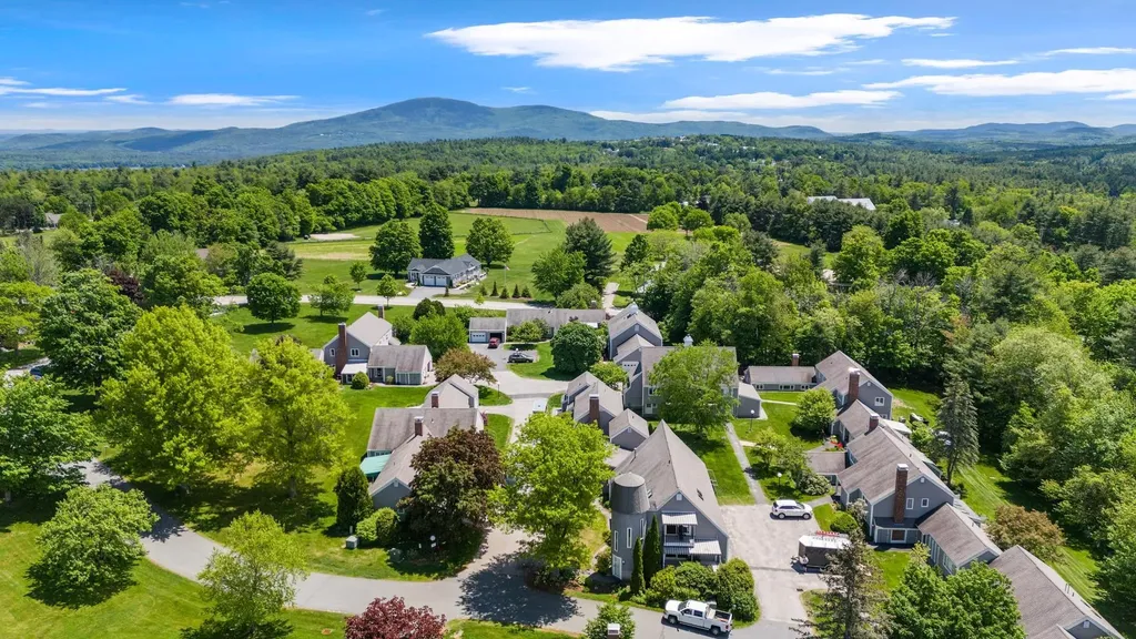 21 Hilltop Place New London NH 03257