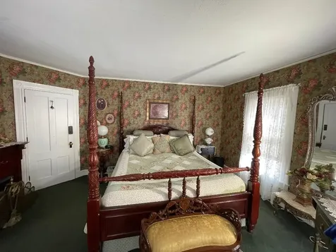 8 Pleasant Street Plymouth NH 03264