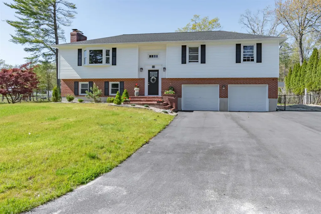 10 Meadowlark Drive Hudson NH 03051