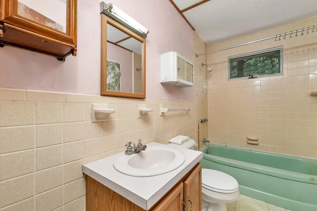 25 Railroad Avenue Alton NH 03810