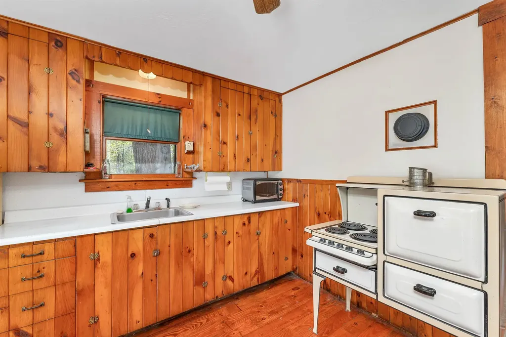 25 Railroad Avenue Alton NH 03810