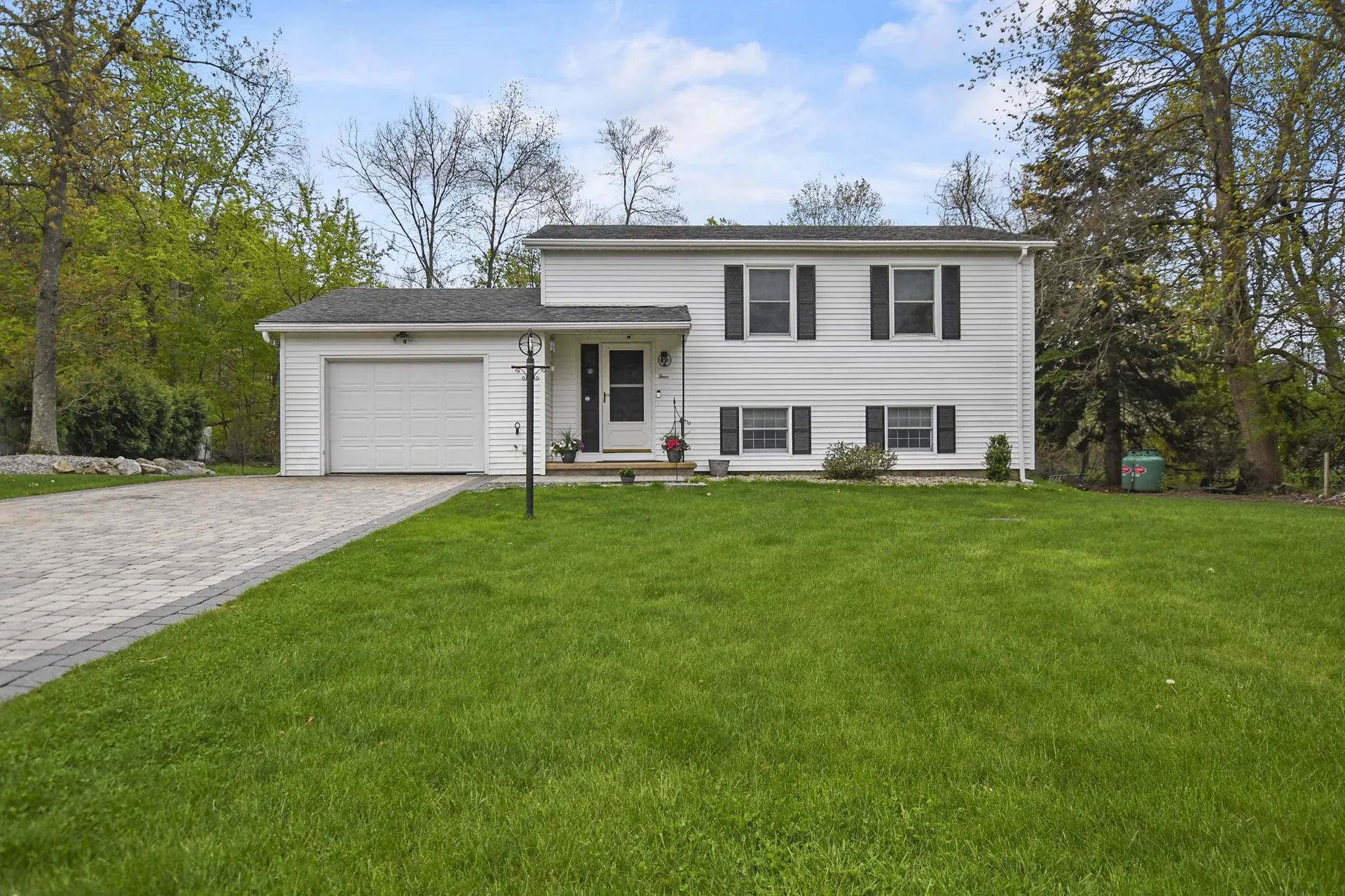 4 Sherwood Circle Salem NH 03079