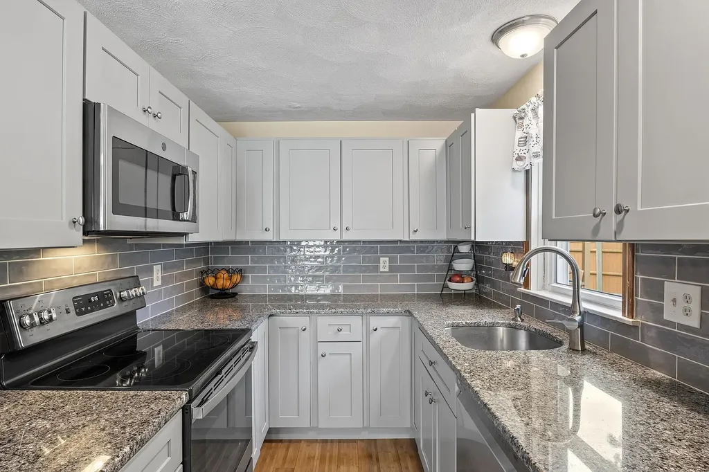 25r Phillip Road Derry NH 03038