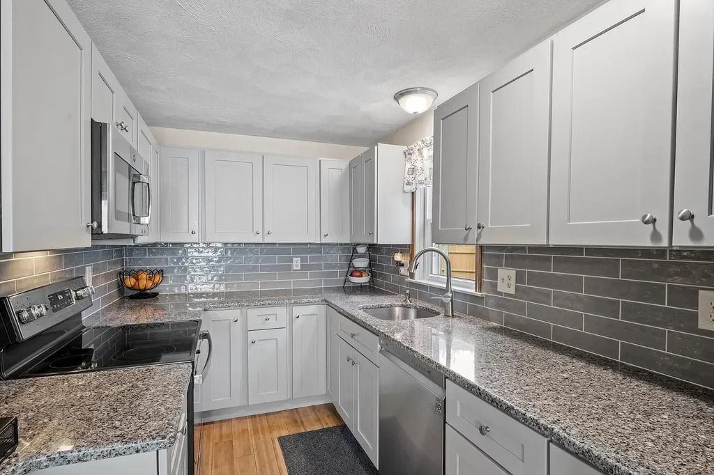 25r Phillip Road Derry NH 03038