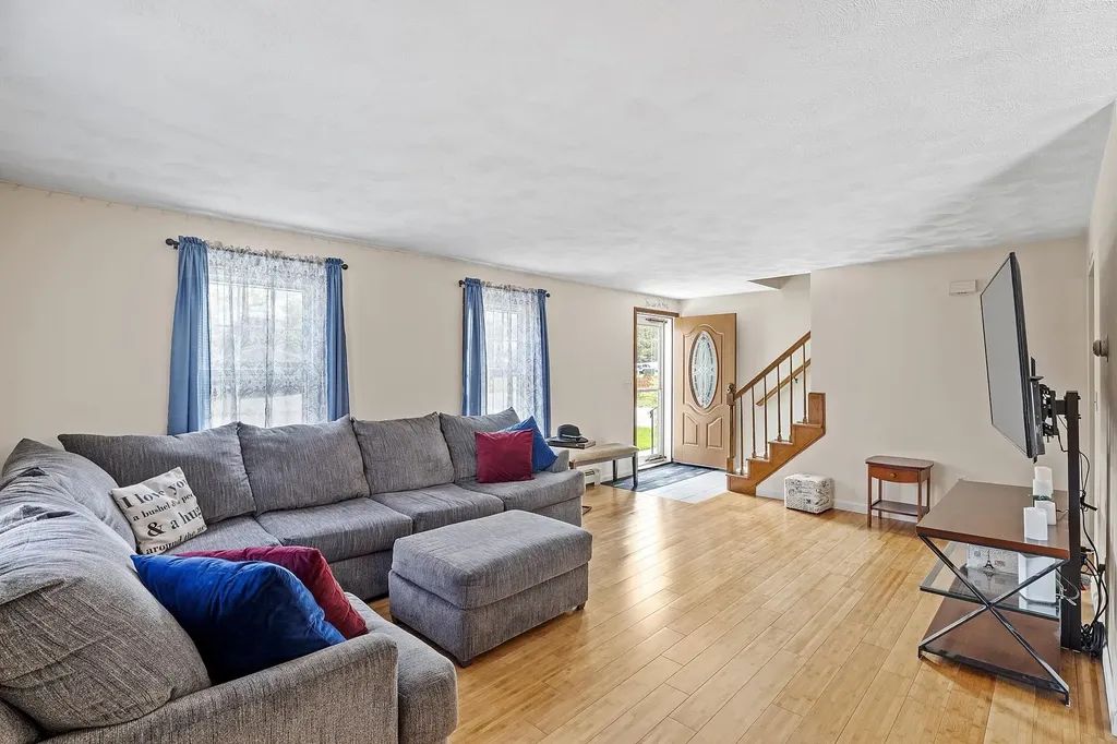 25r Phillip Road Derry NH 03038
