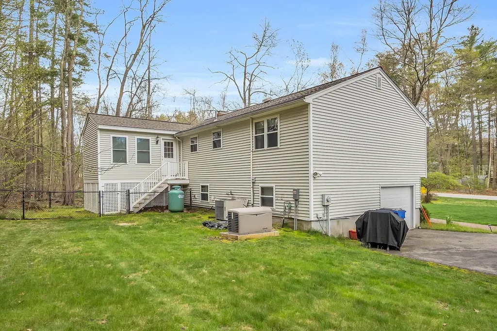 4 Red Deer Road Londonderry NH 03053