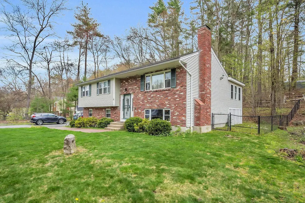 4 Red Deer Road Londonderry NH 03053