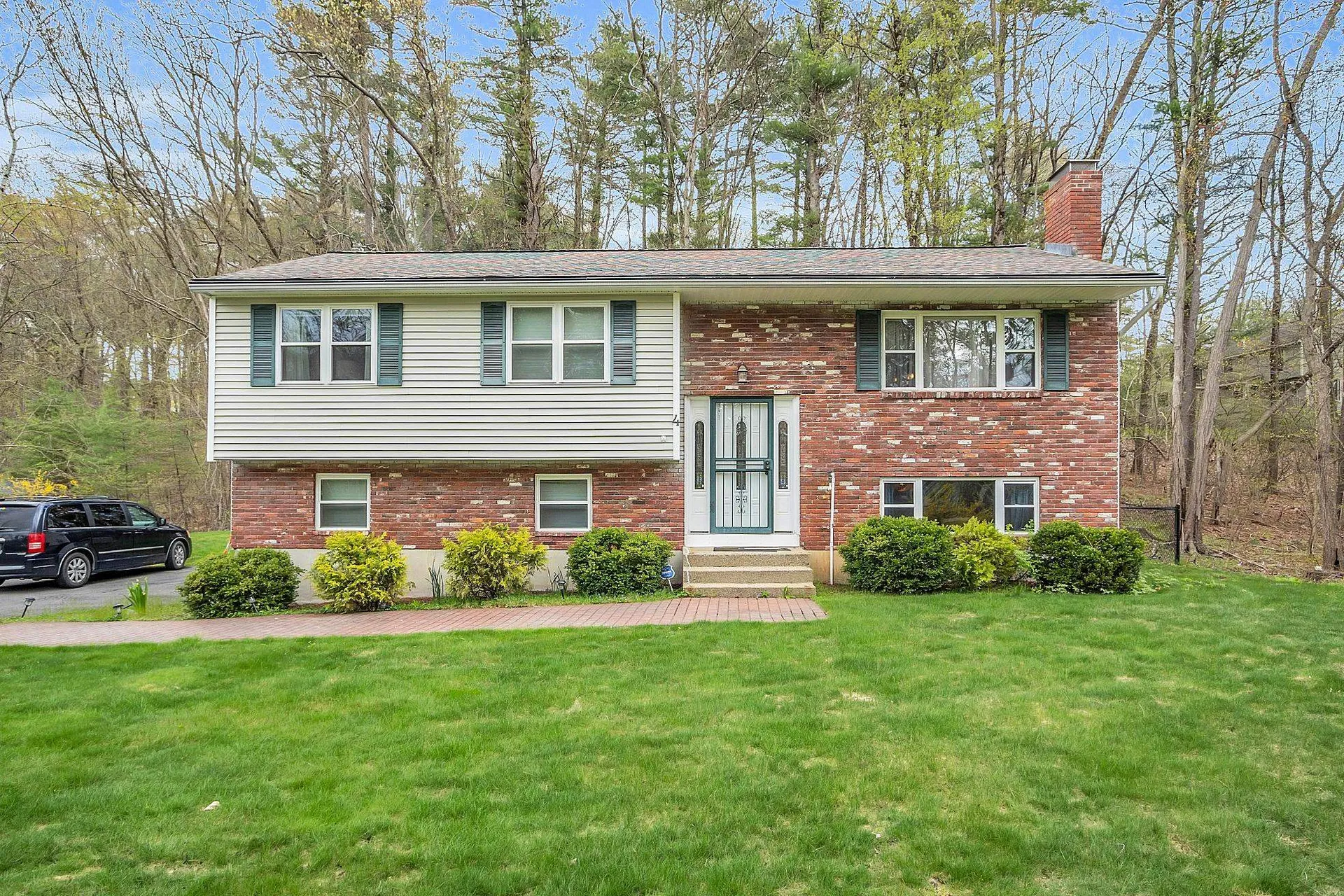 4 Red Deer Road Londonderry NH 03053