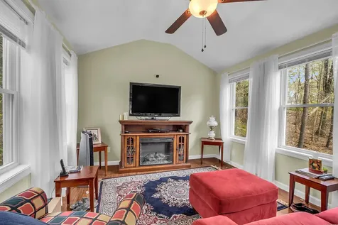 4 Red Deer Road Londonderry NH 03053