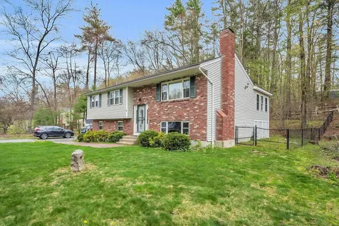 4 Red Deer Road Londonderry NH 03053