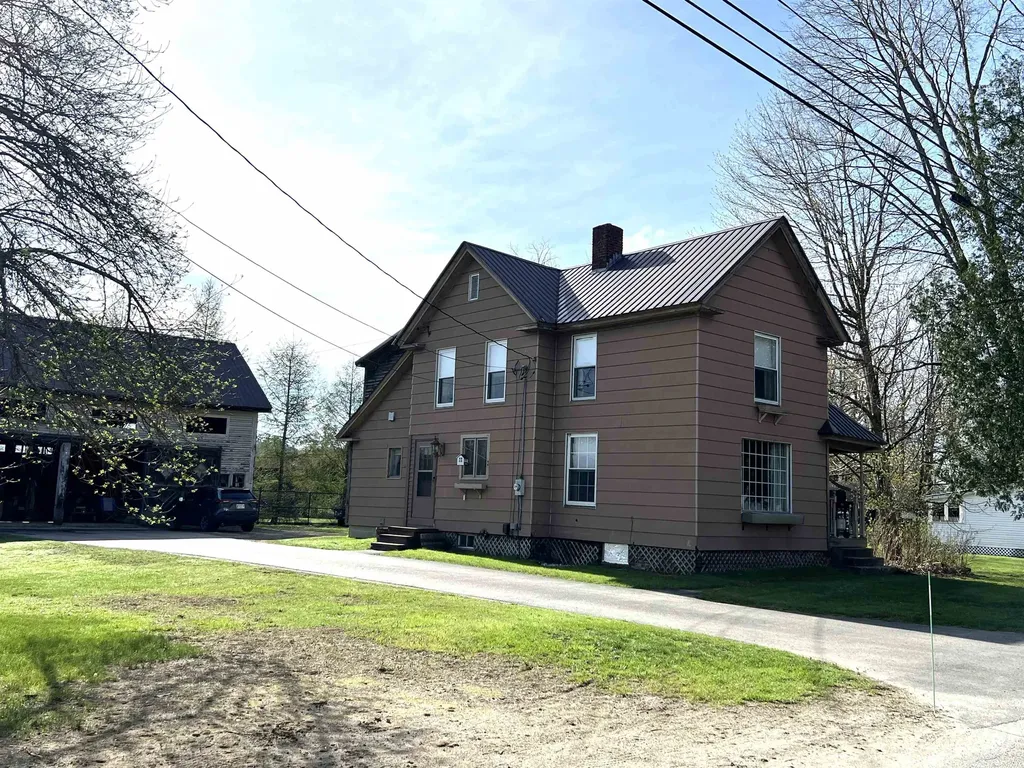 28 North River Street Holderness NH 03245