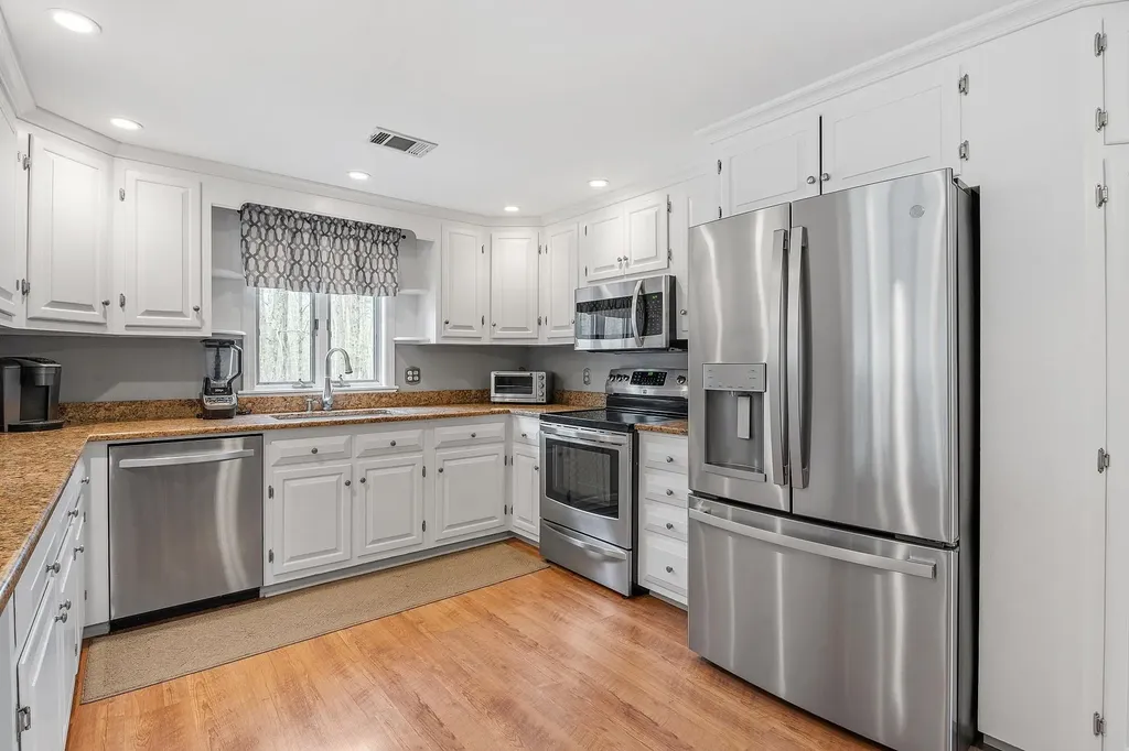 10 Merrill Drive Atkinson NH 03811