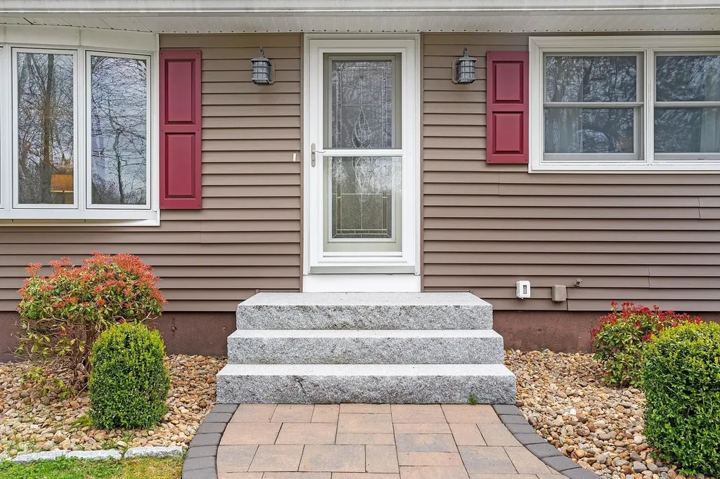 10 Merrill Drive Atkinson NH 03811