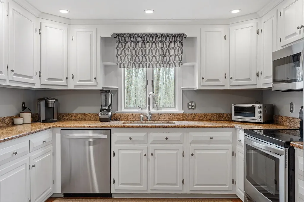 10 Merrill Drive Atkinson NH 03811
