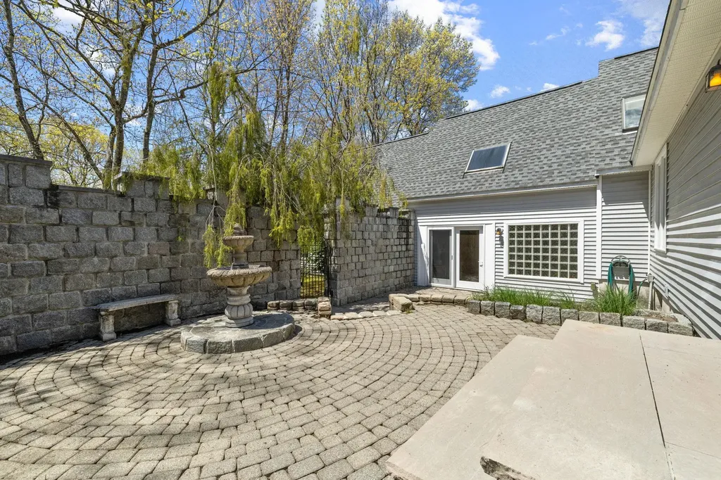 4 Floral Street Windham NH 03087