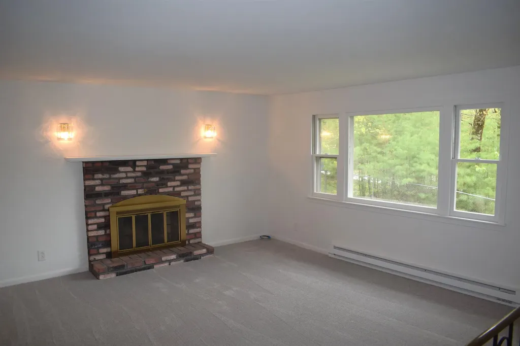 10 Easthill Drive Hudson NH 03051