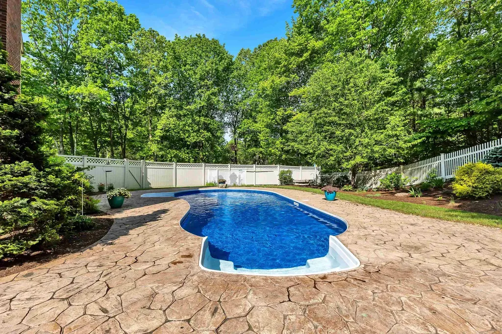 3 Colleny Drive Bedford NH 03110