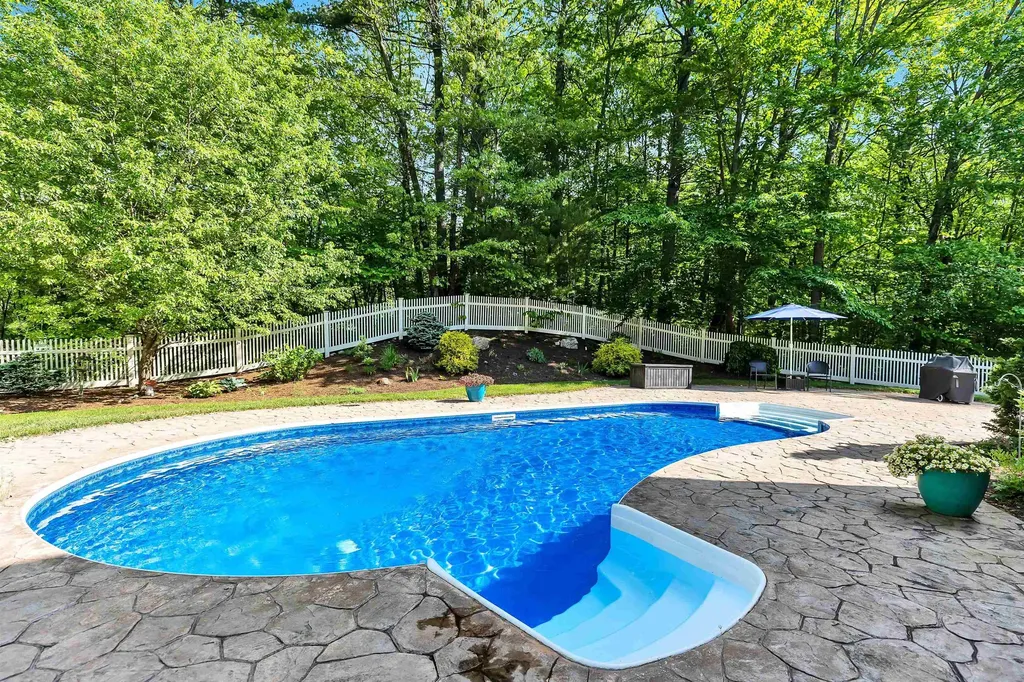 3 Colleny Drive Bedford NH 03110