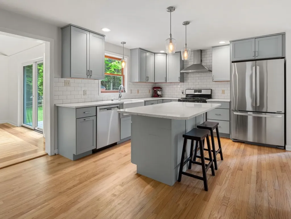 20 Thomas Lane Essex VT 05452