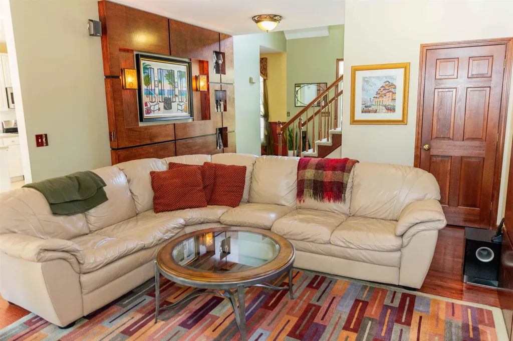 16 Farmington Drive Hudson NH 03051