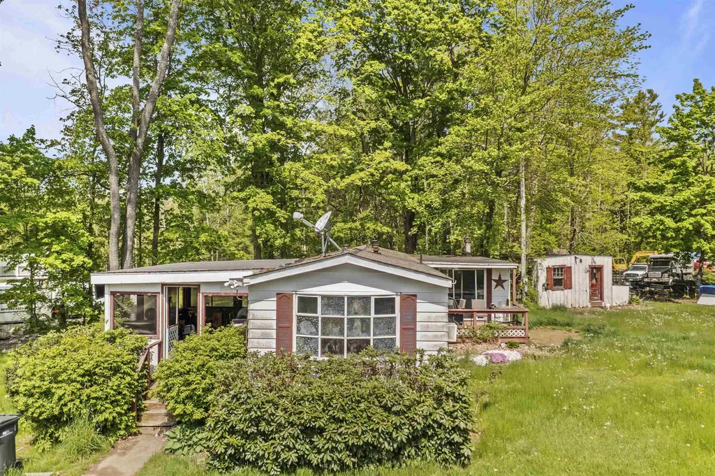 34 South Road East Kingston NH 03827