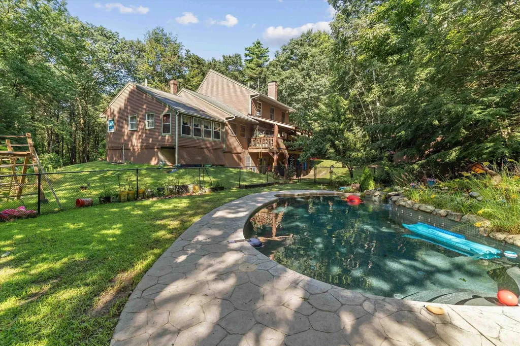 28 Pinewood Loop Sandown NH 03873