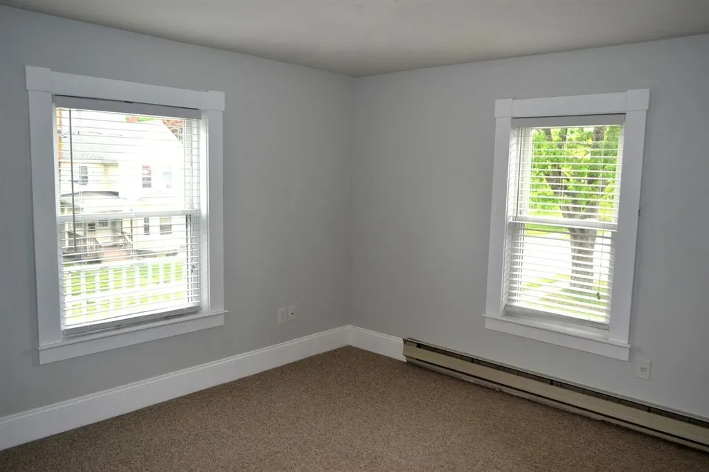 11 Oak Street Derry NH 03038