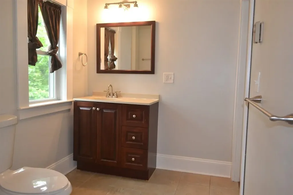 11 Oak Street Derry NH 03038