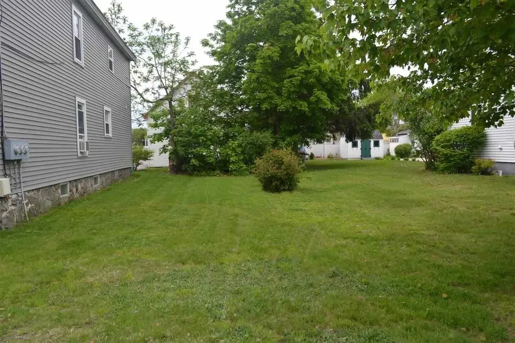 11 Oak Street Derry NH 03038