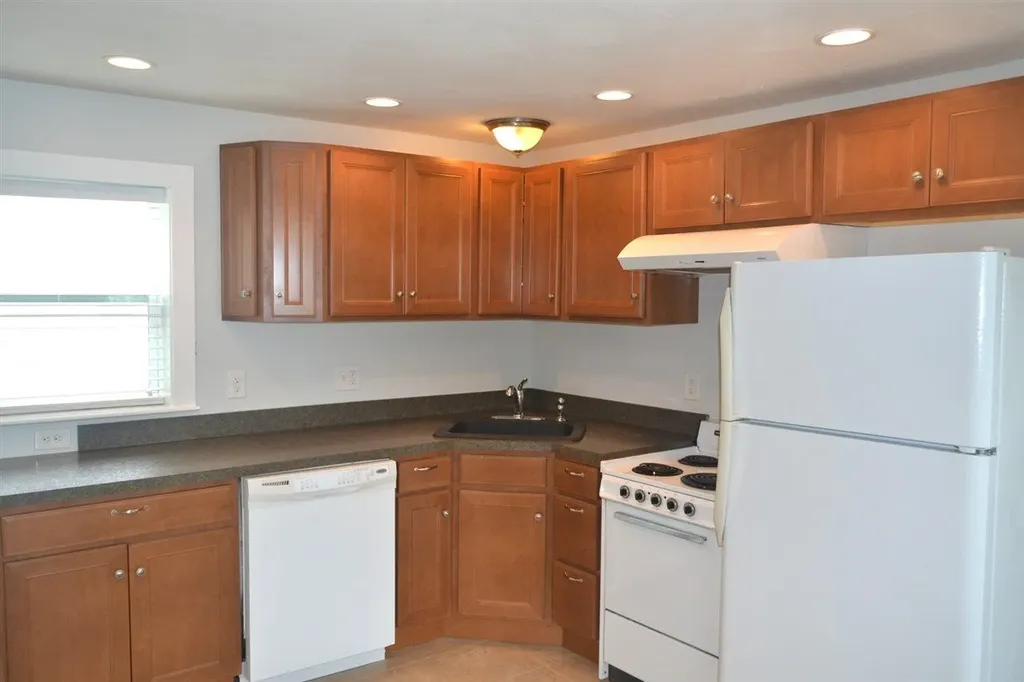 11 Oak Street Derry NH 03038