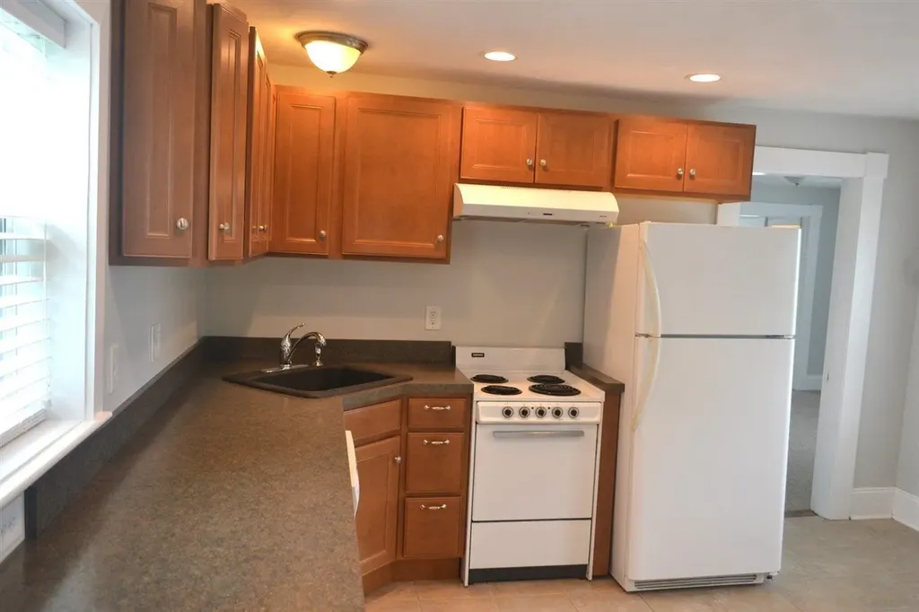 11 Oak Street Derry NH 03038