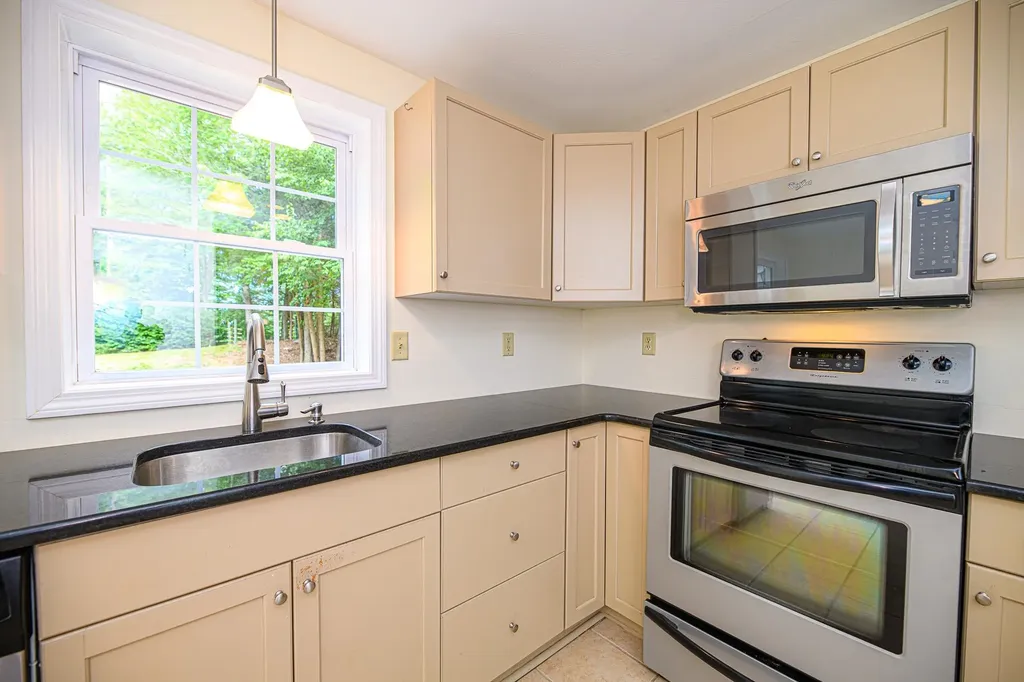 41 Haynes Road Deerfield NH 03037
