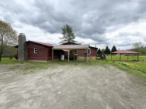 29 Clifford Field Road Sheffield VT 05866