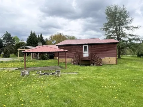 29 Clifford Field Road Sheffield VT 05866