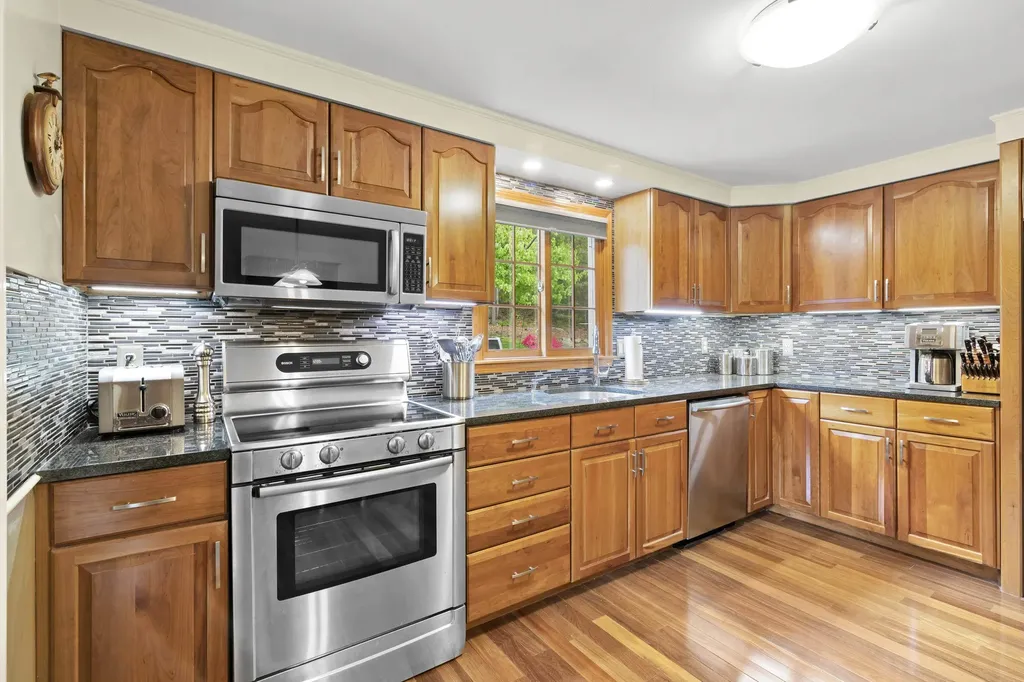 22 Beechwood Road Hudson NH 03051