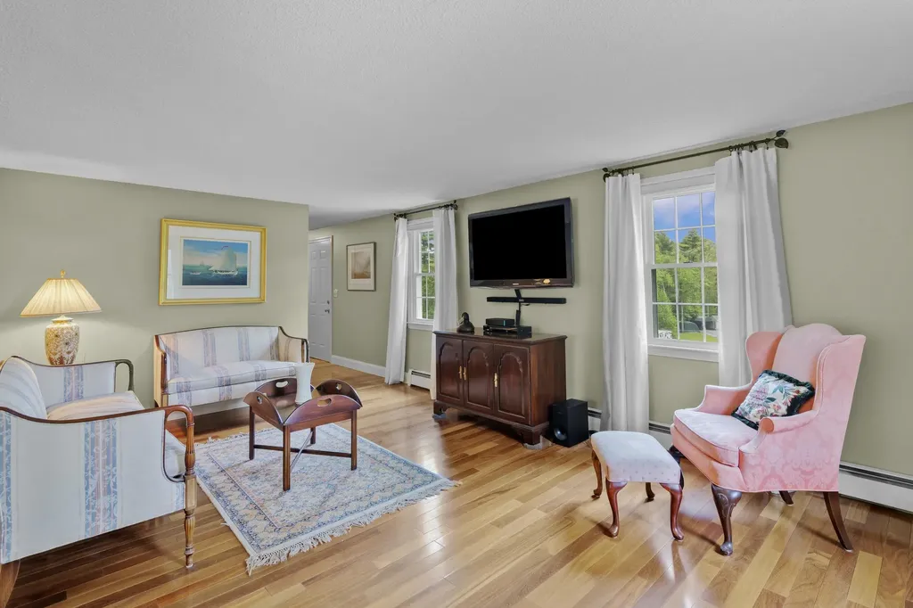 22 Beechwood Road Hudson NH 03051