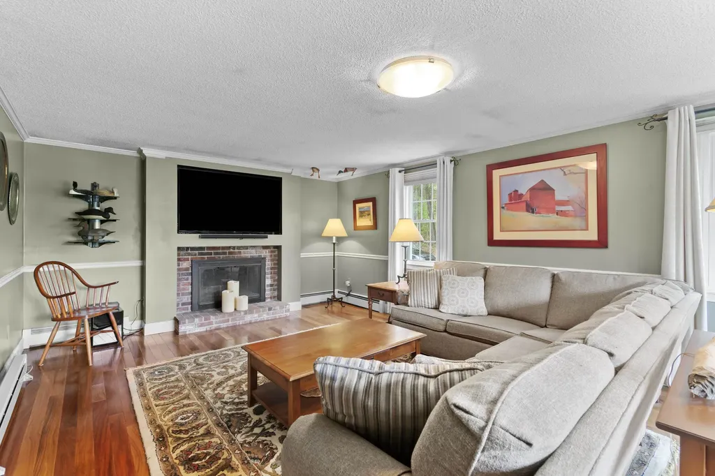 22 Beechwood Road Hudson NH 03051